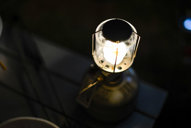 营地里煤气灯的柔和火焰图片下载