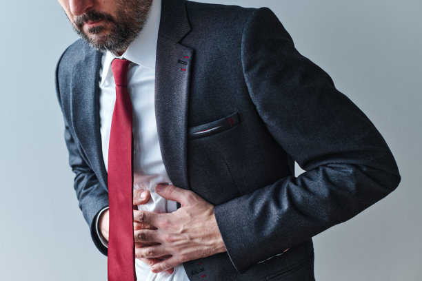 商人感到严重腹痛图片下载