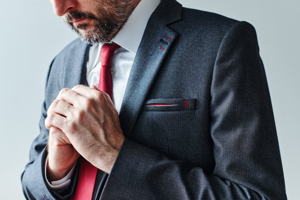 关心的商人双手合十图片下载