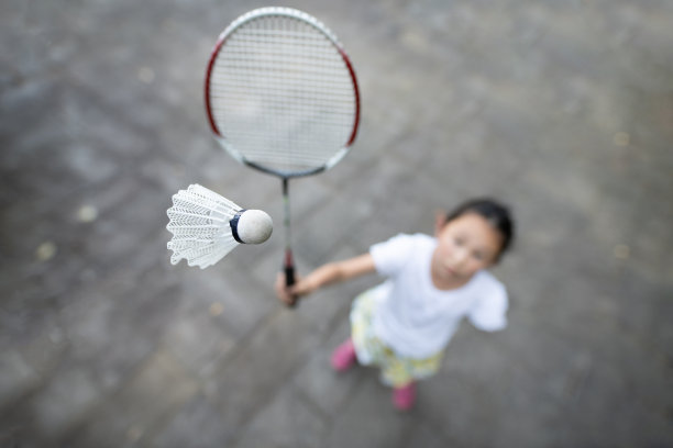 孩子打羽毛球图片下载