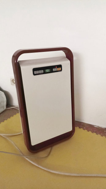 教室空气净化器，使空气更卫生。杀死细菌、病毒，改善空气质量。图片下载