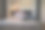 男人下班后休息，一边吃零食一边上网看东西图片下载