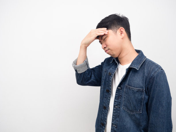 侧视图男子手放在头部，感到疲劳和头痛图片下载
