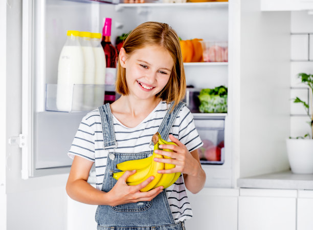 小女孩在厨房图片下载