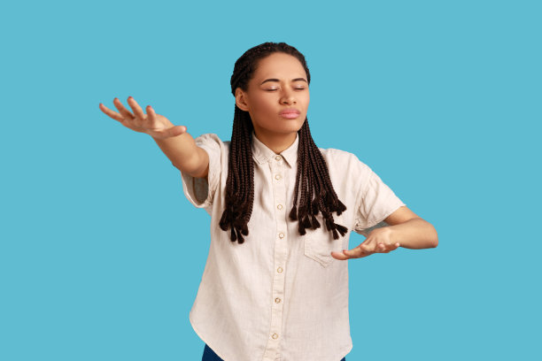 女人伸出双手，独自走着，闭着眼睛，感觉迷失了方向，迷惘了路图片下载