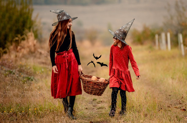 穿着万圣节服装的女孩们带来了南瓜图片下载