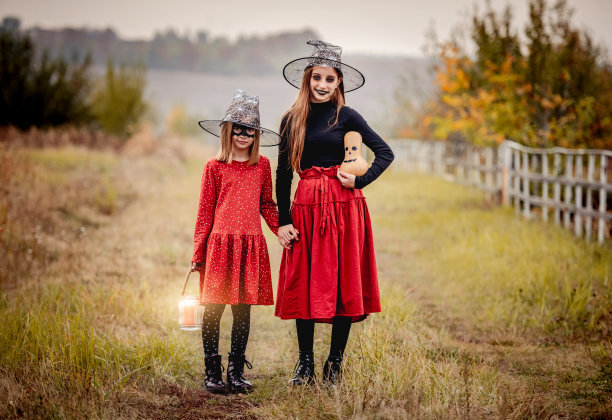 戴着万圣节装饰的女孩们手牵着手图片下载