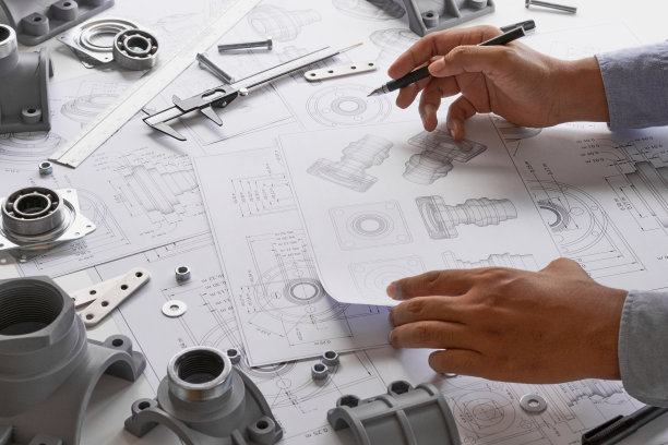 技术员设计机械零件图纸：工厂工业项目蓝图，测量轴承卡尺图片下载