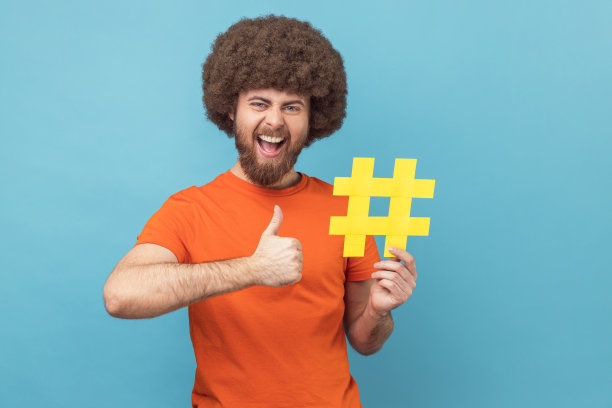 男子举着黄色标签牌，写博客，在社交网络上标记信息，竖起大拇指。图片下载