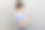 侧面严肃的女人拿着智能手机，打字信息或浏览网络，使用手机。图片下载