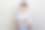 用两部手机的女人，睁大眼睛看着显示屏，很惊讶。图片下载
