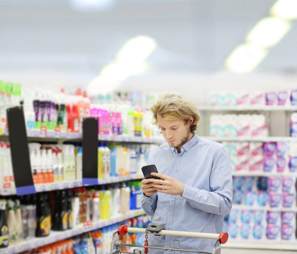 在超市购物。(洗衣粉,洗衣粉,洗发水,肥皂)图片下载