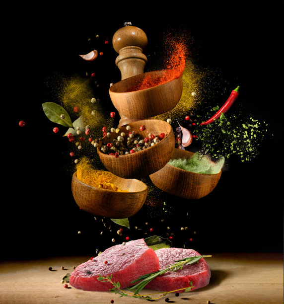 生肉牛排和香料在黑色图片下载