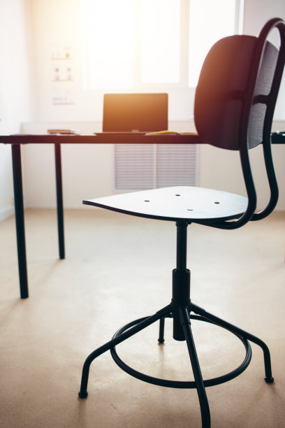 空的工作空间椅子，有笔记本电脑的桌子图片下载
