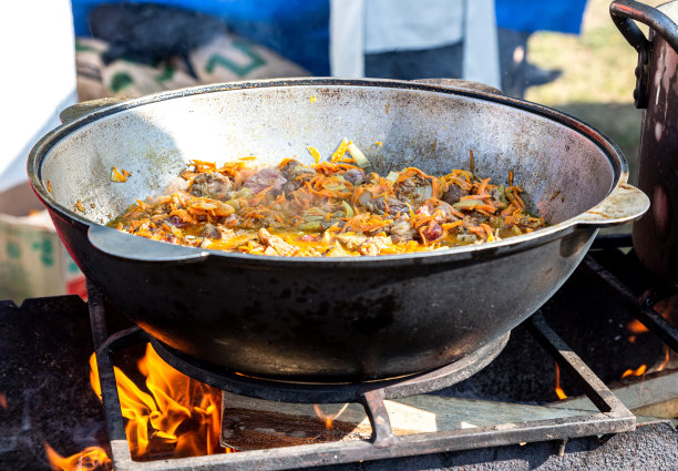 在户外的大锅里煮美味的肉片图片下载