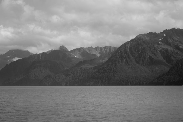 海洋和山脉黑白图片下载