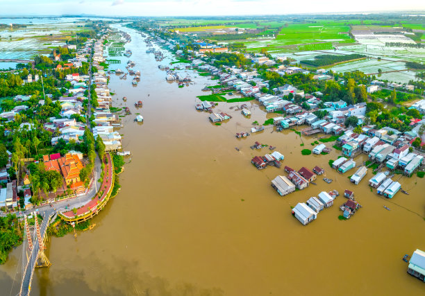 越南边境上的后河漂流村，鸟瞰图图片下载