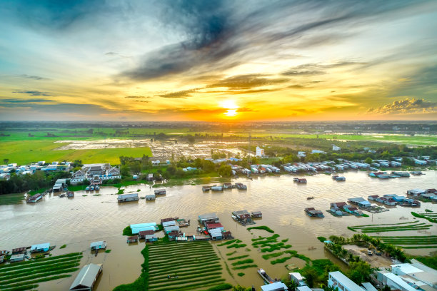 越南边境上的后河漂流村，鸟瞰图图片下载