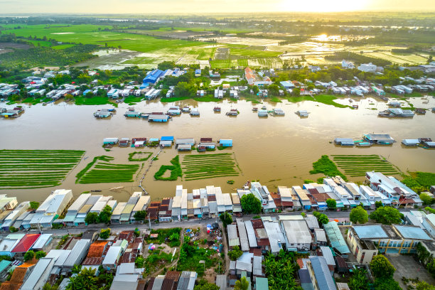 越南边境上的后河漂流村，鸟瞰图图片下载