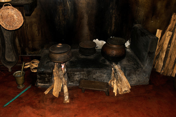 农村的厨房。印度农村居民使用的传统炉灶，由粘土制成，以木材为燃料。图片下载
