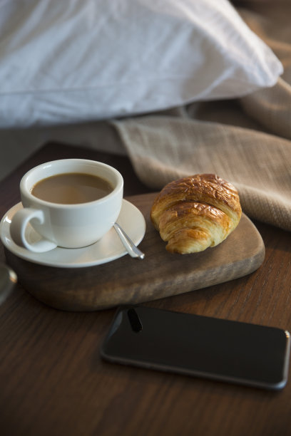 床边的营养早餐，拿铁和羊角面包图片下载