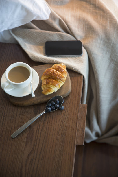 床边的营养早餐，拿铁和羊角面包图片下载