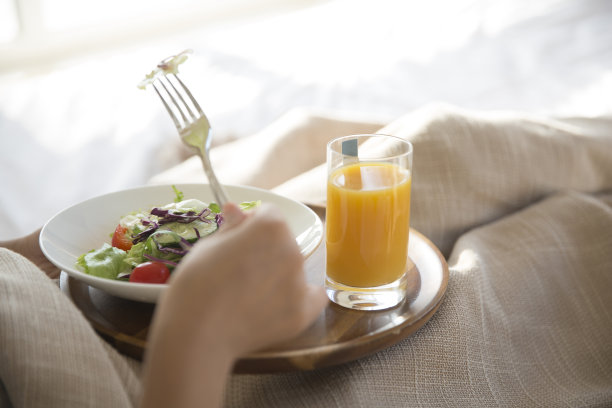 床边营养全面的维生素早餐，蔬菜沙拉配橙汁，美妙的清晨醒来图片下载