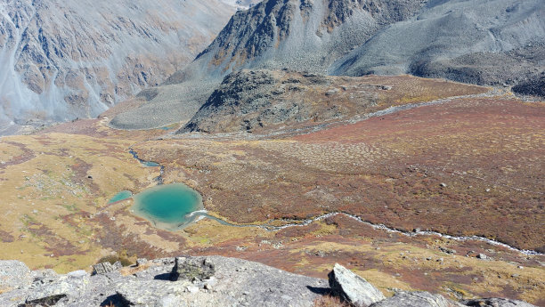 高山冰川湖。风景如画的隐蔽地点在山上。户外风格度假。冒险旅行中有野生动物，没有人。山谷景观鸟瞰图库存照片图片下载