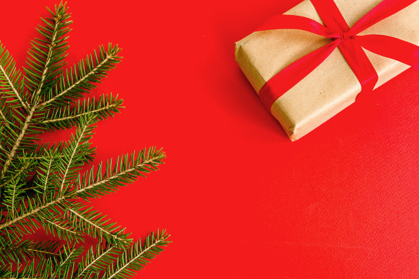 红色的圣诞背景，礼物和圣诞树图片下载