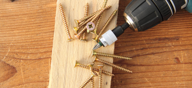 工作台上的无绳螺丝刀图片下载