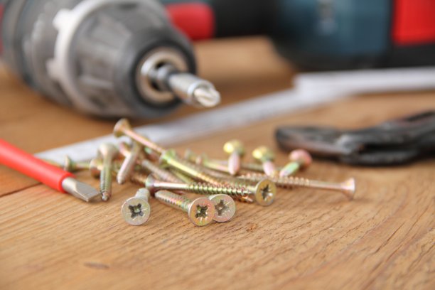 工作台上的无绳螺丝刀图片下载