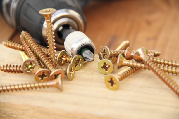 工作台上的无绳螺丝刀图片下载