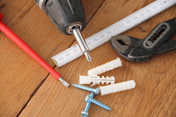 工作台上的无绳螺丝刀图片下载