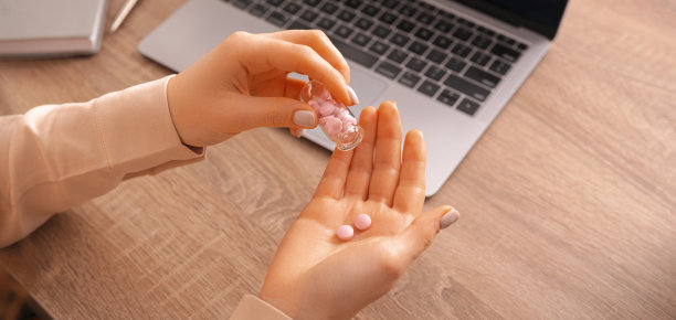 特写照片的妇女手拿一些药片的保健图片下载