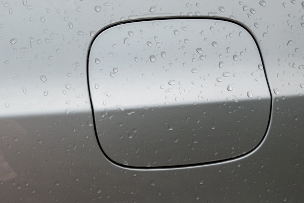 潮湿的银色汽车水箱与雨滴表面，特写图片下载