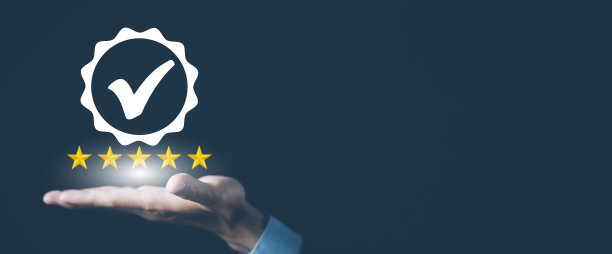 商务服务的质量保证，商人之手展示了顶级服务的标志在黑色背景质量保证，保证，标准，ISO认证和标准化的概念。图片下载