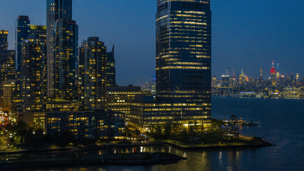 泽西城全景，沿着哈德逊河，远处是曼哈顿中城，在夜晚灯火通明。图片下载