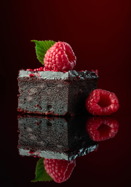 新鲜覆盆子的巧克力蛋糕。图片下载