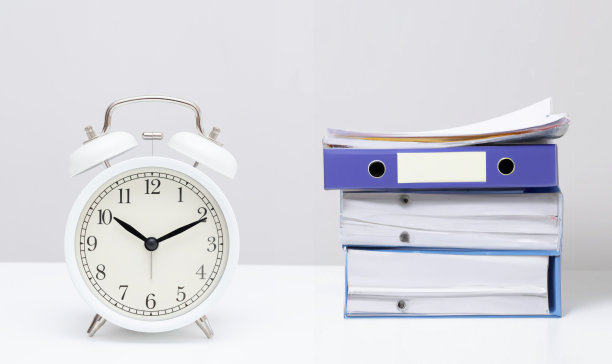 时钟，堆在桌子上的文件和账单图片下载