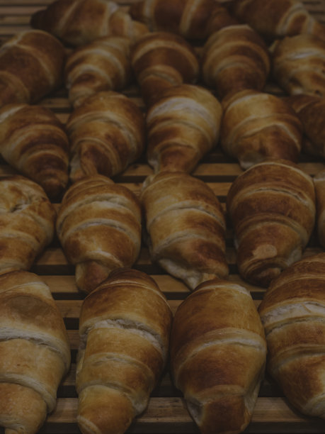 蛋糕店里的新鲜牛角面包图片下载
