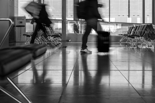 在机场候机楼搬运人员图片下载