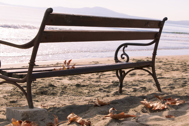 海边，秋天的沙滩长椅图片下载