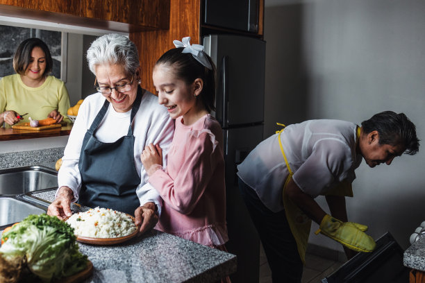 拉丁美洲墨西哥的西班牙妇女在自家厨房里做饭图片下载