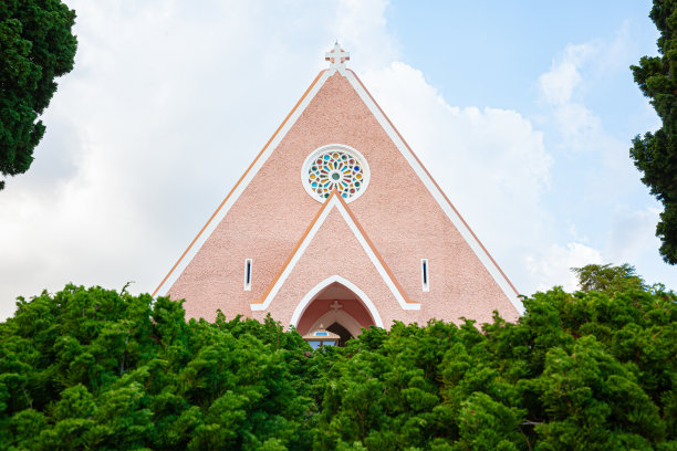 在越南林东大叻，教堂的瓦片屋顶和十字架被孤立在蓝天背景下图片下载