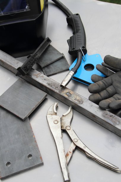 在工作台上用钢和附件焊接设备图片下载