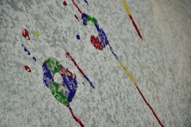 金属板上五颜六色的手印。墙上有不同浅色手掌的痕迹和污迹图片下载