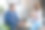 一个拿着一杯咖啡的年轻女子和一个拿着笔记本电脑的阿拉伯中年男子坐在咖啡桌旁聊天。图片下载