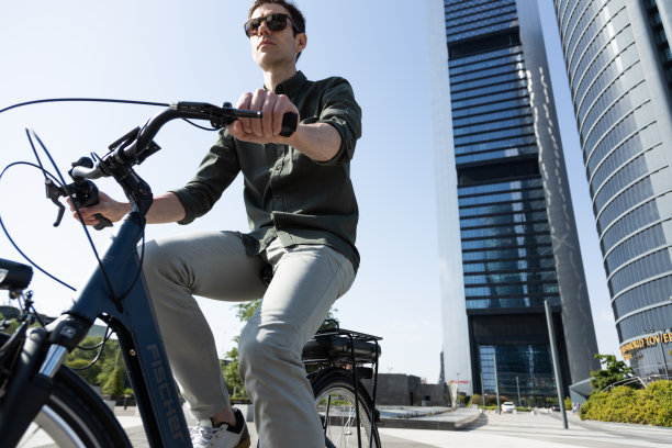 商人骑电动自行车图片下载