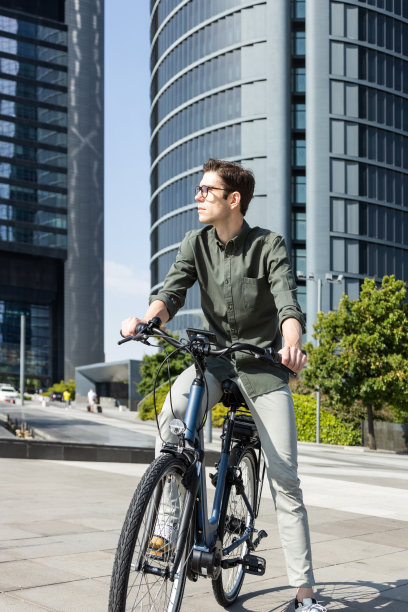 商人骑电动自行车图片下载