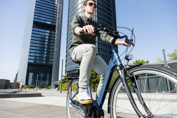 商人骑电动自行车图片下载